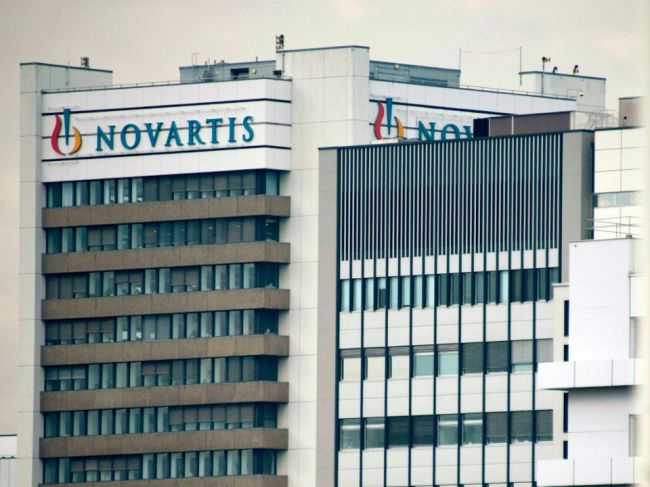 Firma Novartis pomôže Pfizeru a BioNTechu s napĺňaním ampuliek vakcín