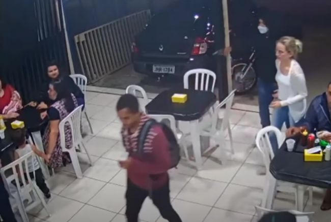 Video: Pred reštauráciou sa strieľalo. Toto urobila tehotná žena s dieťaťom