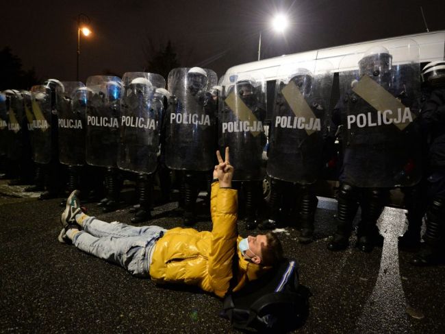 V Poľsku zatkla polícia počas protestov v súvislosti s interrupciami šesť ľudí