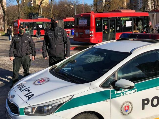 V autobuse bratislavskej MHD prišlo k potýčke medzi dvoma mužmi