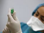 Rakúska očkovacia komisia odporučila obmedzené použitie vakcíny od AstraZeneca
