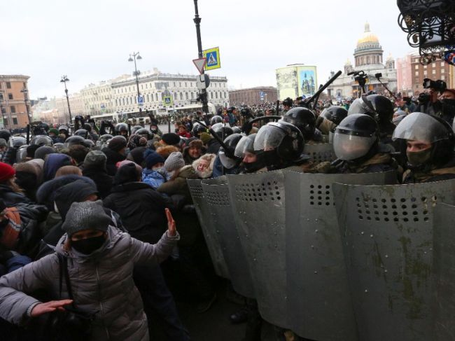 Počas nedeľňajších protestov v Rusku zadržali vyše 5100 ľudí vrátane novinárov