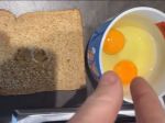 Video: Muž ukázal geniálny trik, ako pomocou chleba oddeliť žĺtok od bielka