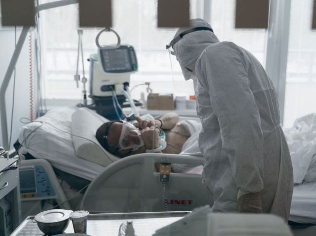 Koronavírus na Slovensku: Pribudlo 69 úmrtí, narástol počet hospitalizovaných pacientov