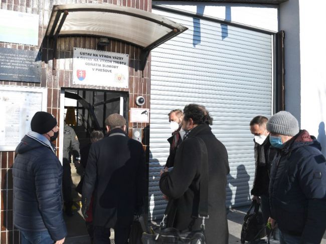 Komisia skúma okolnosti pobytu a samovraždy Milana Lučanského vo väznici