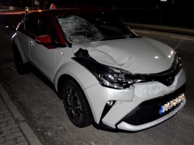 Tragédia na ceste: Chodca v tme zrazilo auto