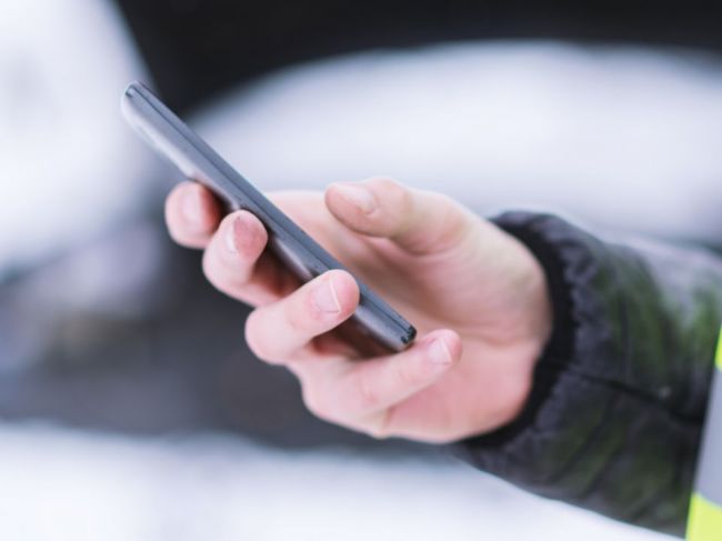 Právnici: Kontrola zákazu vychádzania cez SMS je hrubým prekročením práva