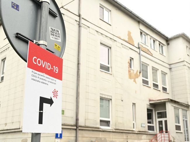 Vo FN Trenčín zomrelo v januári v súvislosti s novým koronavírusom 56 pacientov