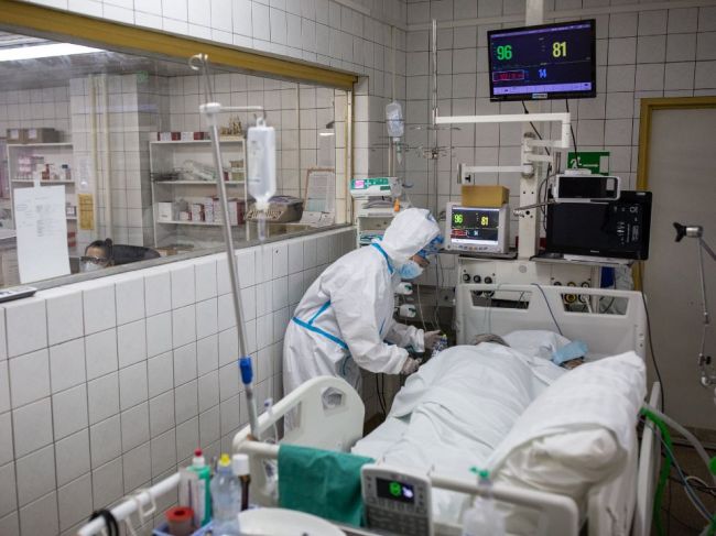 Imunológ vysvetlil, ako sa v súčasnosti lieči COVID-19