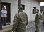 V Bánovciach nad Bebravou hliadkujú policajti aj vojaci