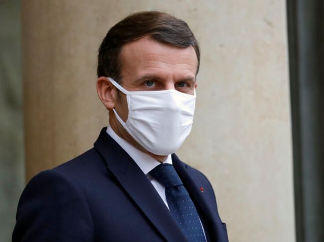 Macron sľúbil Francúzsku, že všekých, ktorí chcú, zaočkujú do "konca leta"