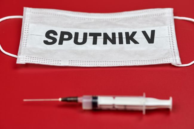 Slovensko sa snaží zaobstarať Sputnik V, AstraZeneca by mohla byť pre chronicky chorých