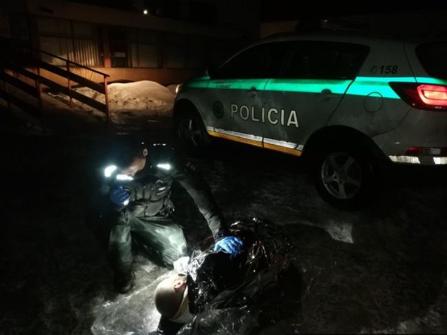 Policajti zachránili zraneného a silne podchladeného muža, ktorý ležal v snehu