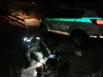 Policajti zachránili zraneného a silne podchladeného muža, ktorý ležal v snehu