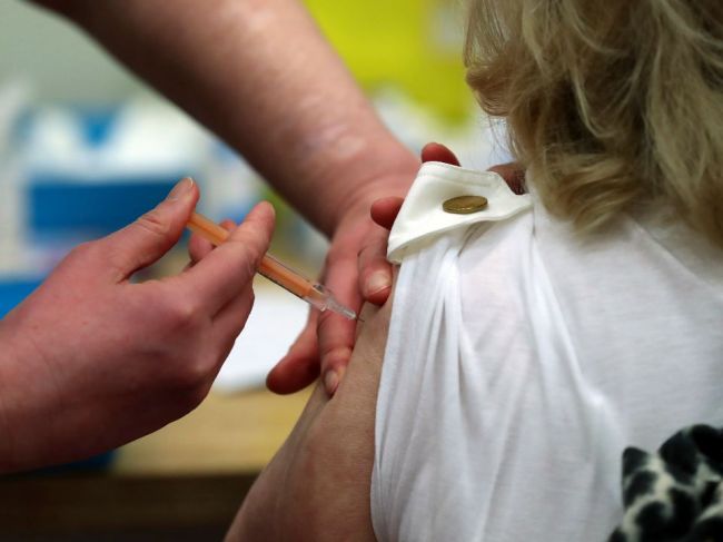 Nórsko a Dánsko odporučili neočkovať vakcínou od AstraZenecy ľudí nad 65 rokov