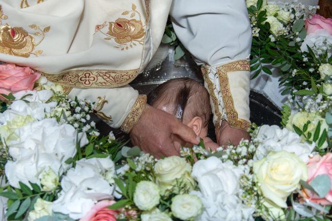 Pravoslávna cirkev čelí tlaku po smrti dieťaťa pri krste