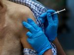 Británia chce do mája zaočkovať všetkých ľudí nad 50 rokov