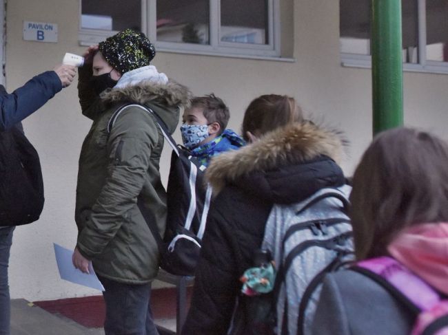 RÚVZ Bratislava odporúča počkať s otváraním škôl v kraji aspoň dva týždne