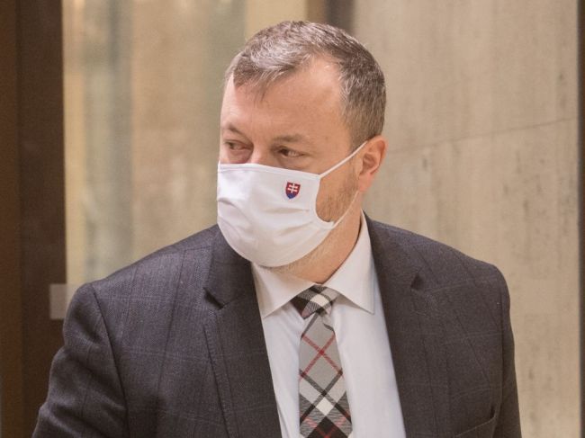 Krajniak zvyšuje pomoc s dĺžkou krízy, podľa Richtera to malo byť skôr