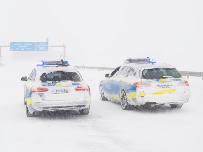 Holandsko a časti Nemecka sužuje snehová víchrica