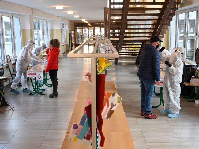 Niektoré školy sa môžu otvoriť, čierne okresy dostali stopku
