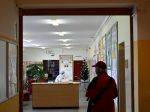 Hygienici v Trenčíne zakázali prezenčnú výučbu v školách aj škôlkach