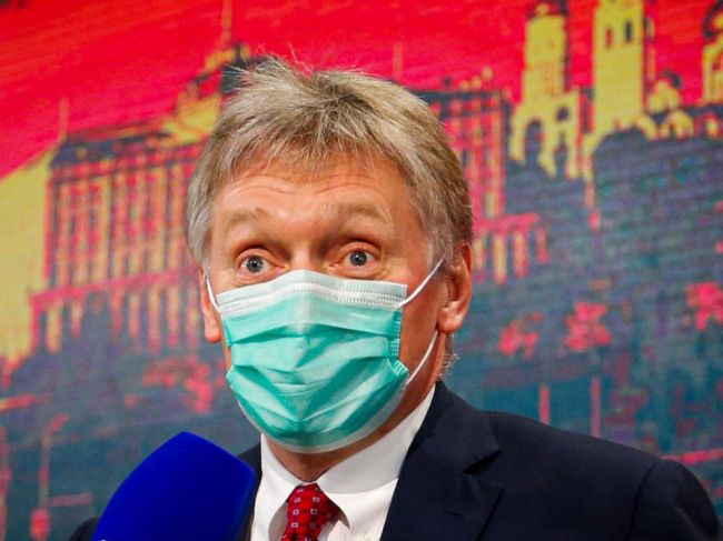 Rusi sa podľa Peskova vrátia k životu ako pred pandémiou v priebehu leta