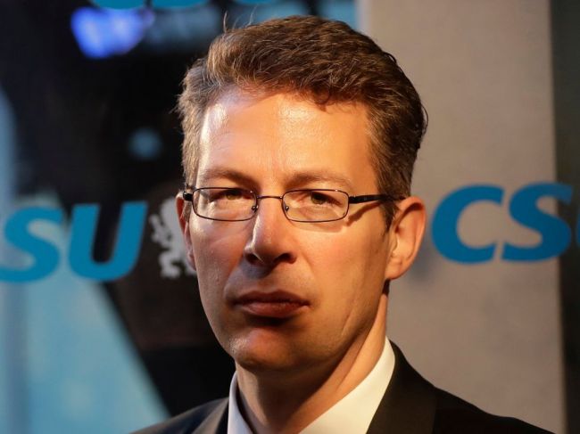 Bavorský politik kritizoval ČR a Rakúsko pre uvoľňovanie pandemických opatrení