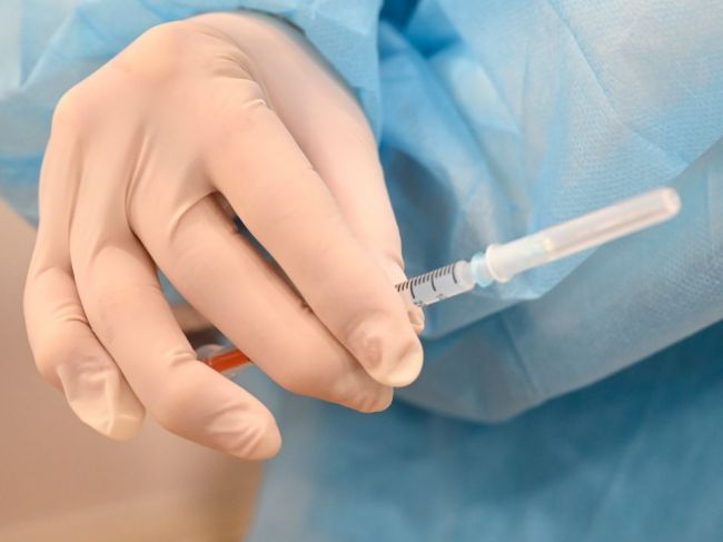 Facebook posilnil opatrenia proti hoaxom o covide a vakcínach