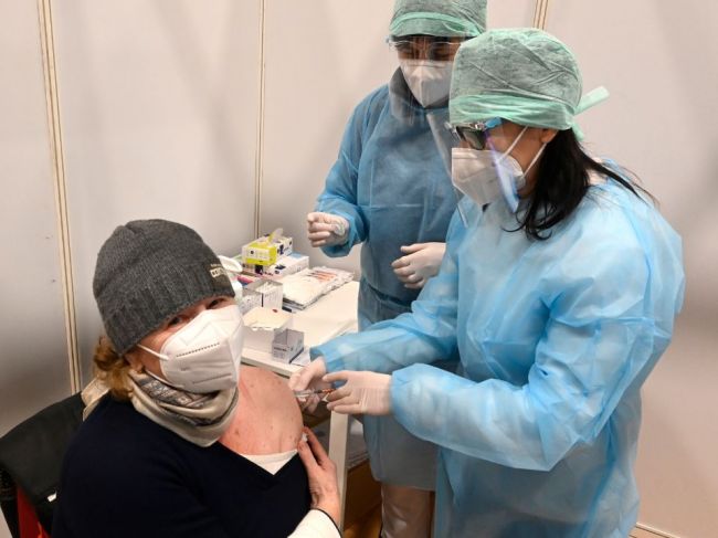 Počet ľudí, ktorí sa v Poľsku chcú dať zaočkovať, stúpol na 75 percent