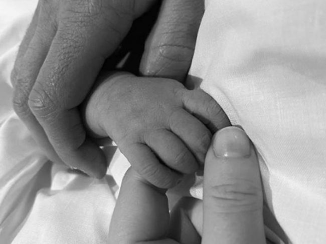 Vnučka britskej kráľovnej, princezná Eugenie, porodila syna