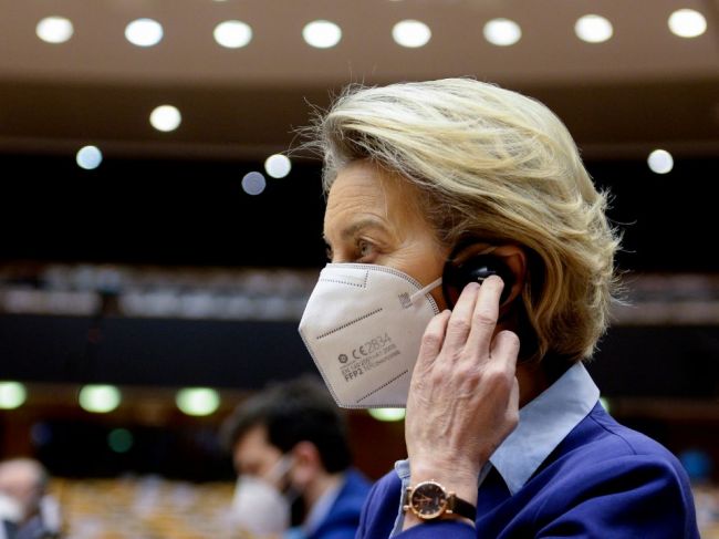Von der Leyenová v europarlamente vysvetľovala chyby v očkovacej sratégii EÚ