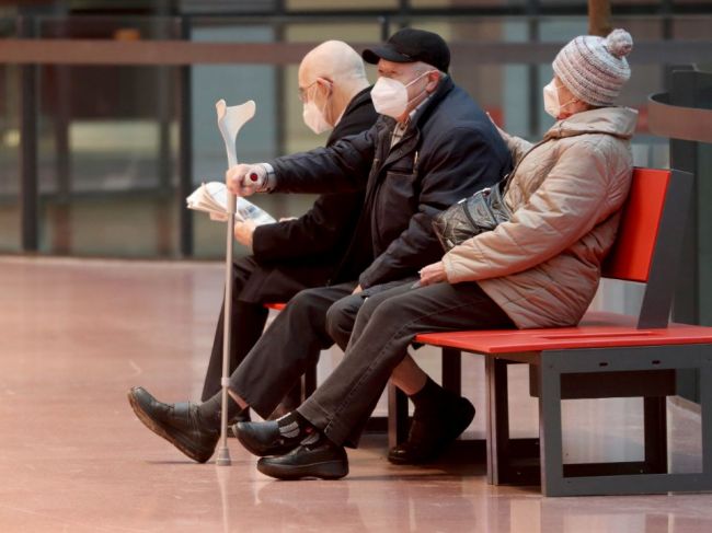 V decembri vo viacerých okresoch zomieral každý 11. až 12. žijúci senior