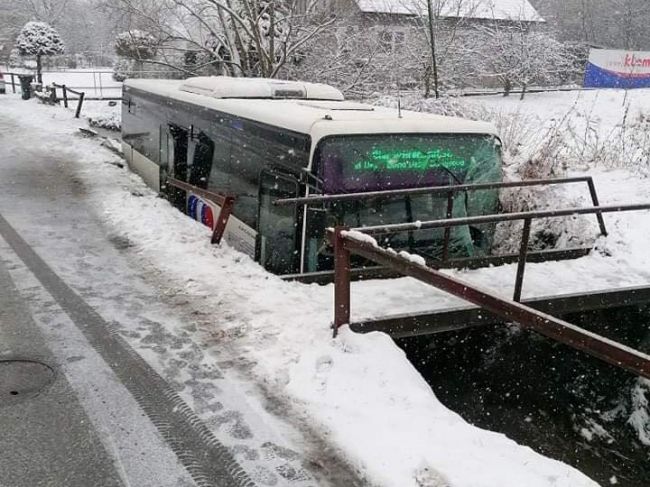 Záchranné zložky zasahovali pri nehode autobusu, ktorý skončil v potoku