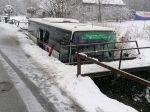 Záchranné zložky zasahovali pri nehode autobusu, ktorý skončil v potoku
