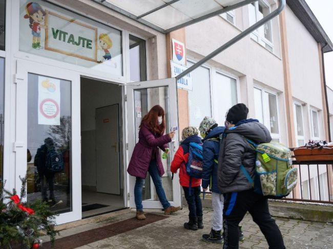 Školy v Bratislavskom kraji by od pondelka mali naskočiť na COVID automat