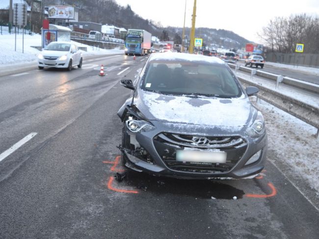 Auto zrazilo na priechode chodkyňu, zraneniam podľahla