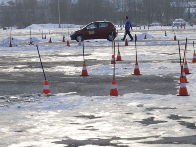 Praktická výučba autoškôl môže od piatka pokračovať v lepších okresoch