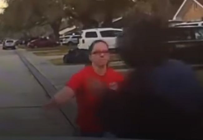 Video: Muž nazeral do okna dievčaťa, takto proti nemu zakročila nahnevaná mama