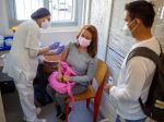 Vakcína proti chorobe COVID-19 možno znižuje riziko prenosu koronavírusu