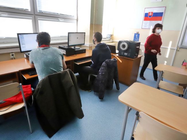 Niektorí študenti budú mať od pondelka výnimku zo zákazu vychádzania