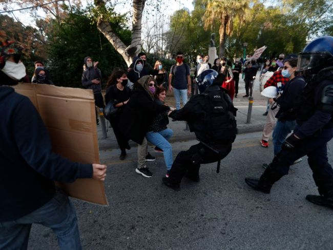 Na Cypre sa protestovalo proti vládnej korupcii a pandemickým opatreniam