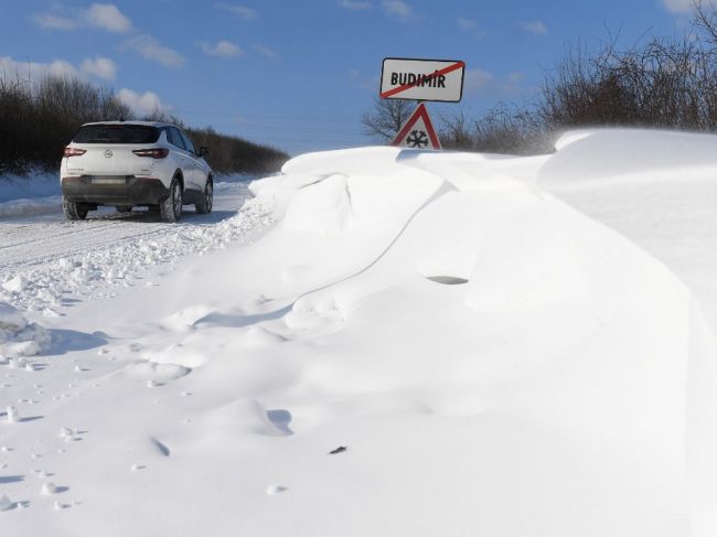 Meteorológovia varujú pred nízkymi teplotami i tvorbou snehových závejov