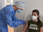 Zdravotníci začali s očkovaním učiteľov, vakcínu dostali i seniori
