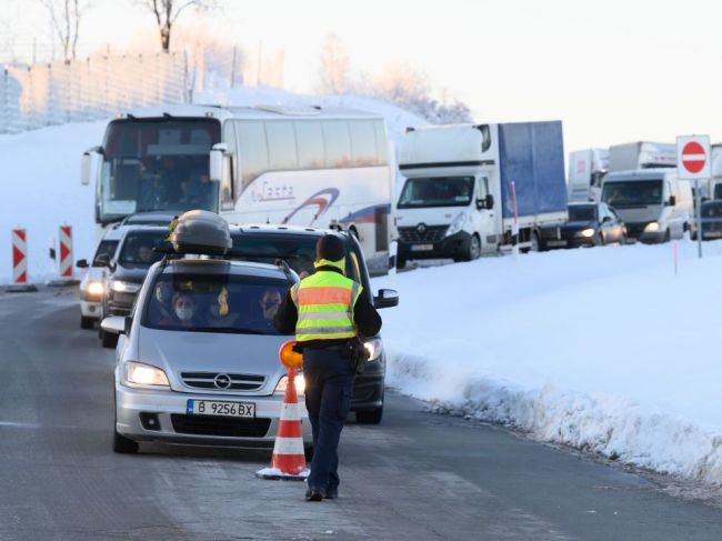 Na česko-nemeckých hraniciach sa po zavedení kontrol tvoria dlhé kolóny