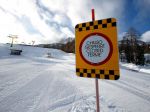 Taliani sa búria proti opatreniam, otvorili niektoré lyžiarske strediská