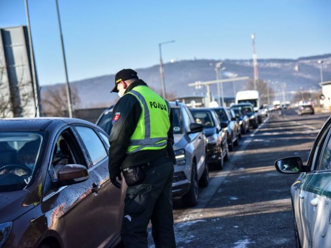 Polícia posilnila kontroly na hraniciach, treba rátať aj s čakaním