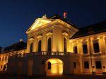 Prezidentský palác svieti na "zlato“