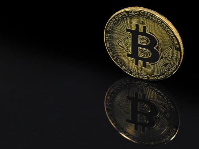 Bitcoin znova atakoval hranicu 50.000 dolárov