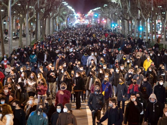 Proti zatknutiu španielskeho rapera protestovali po celej krajine tisíce ľudí
